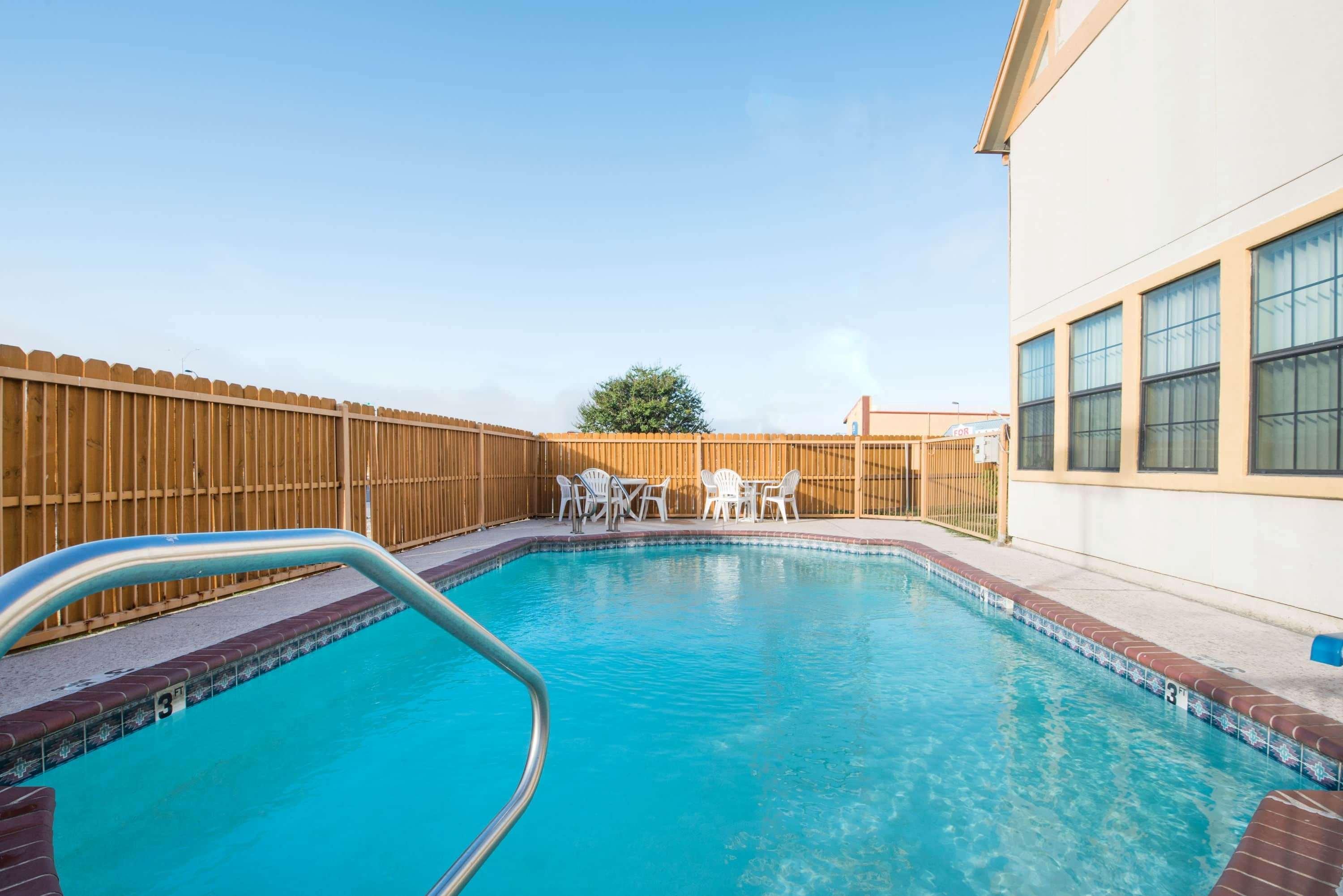 Howard Johnson By Wyndham San Marcos Ngoại thất bức ảnh