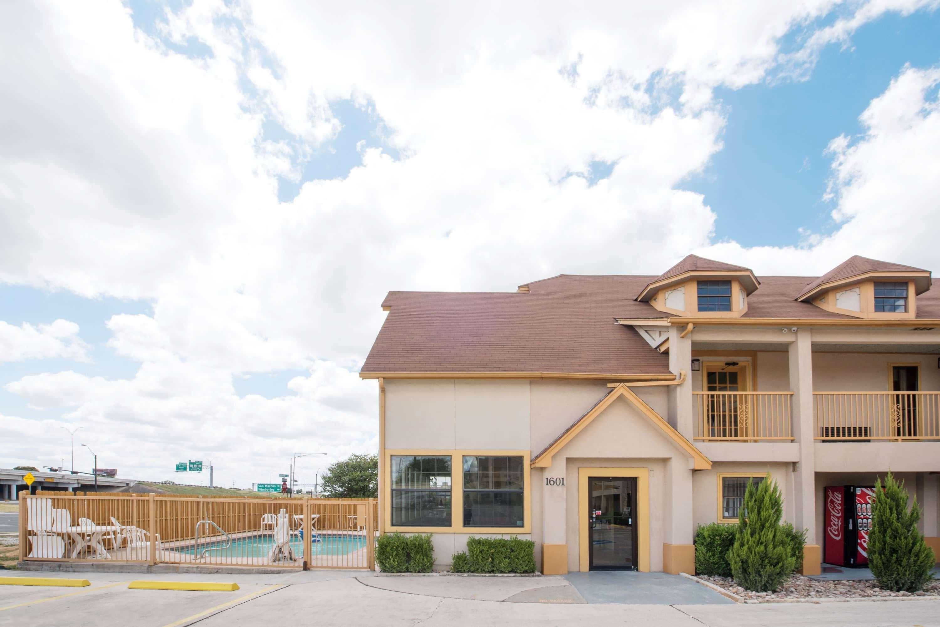 Howard Johnson By Wyndham San Marcos Ngoại thất bức ảnh
